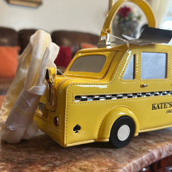 Kate Spade Taxi Cab Handbag w/dust cover - Picture 3 of 16